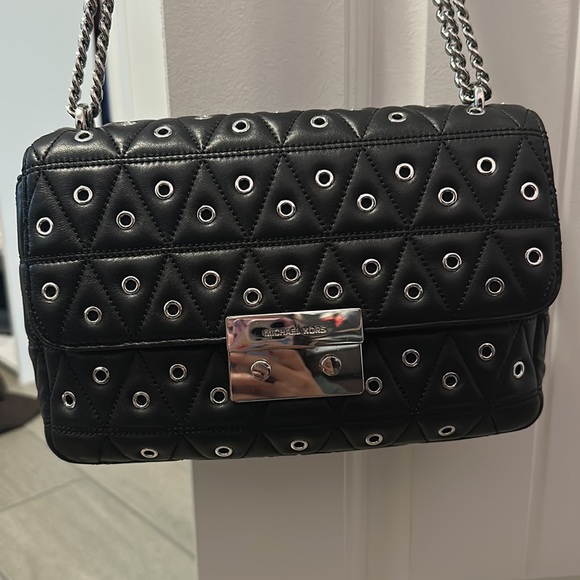 Selling this authentic MK purse. - Picture 2 of 6